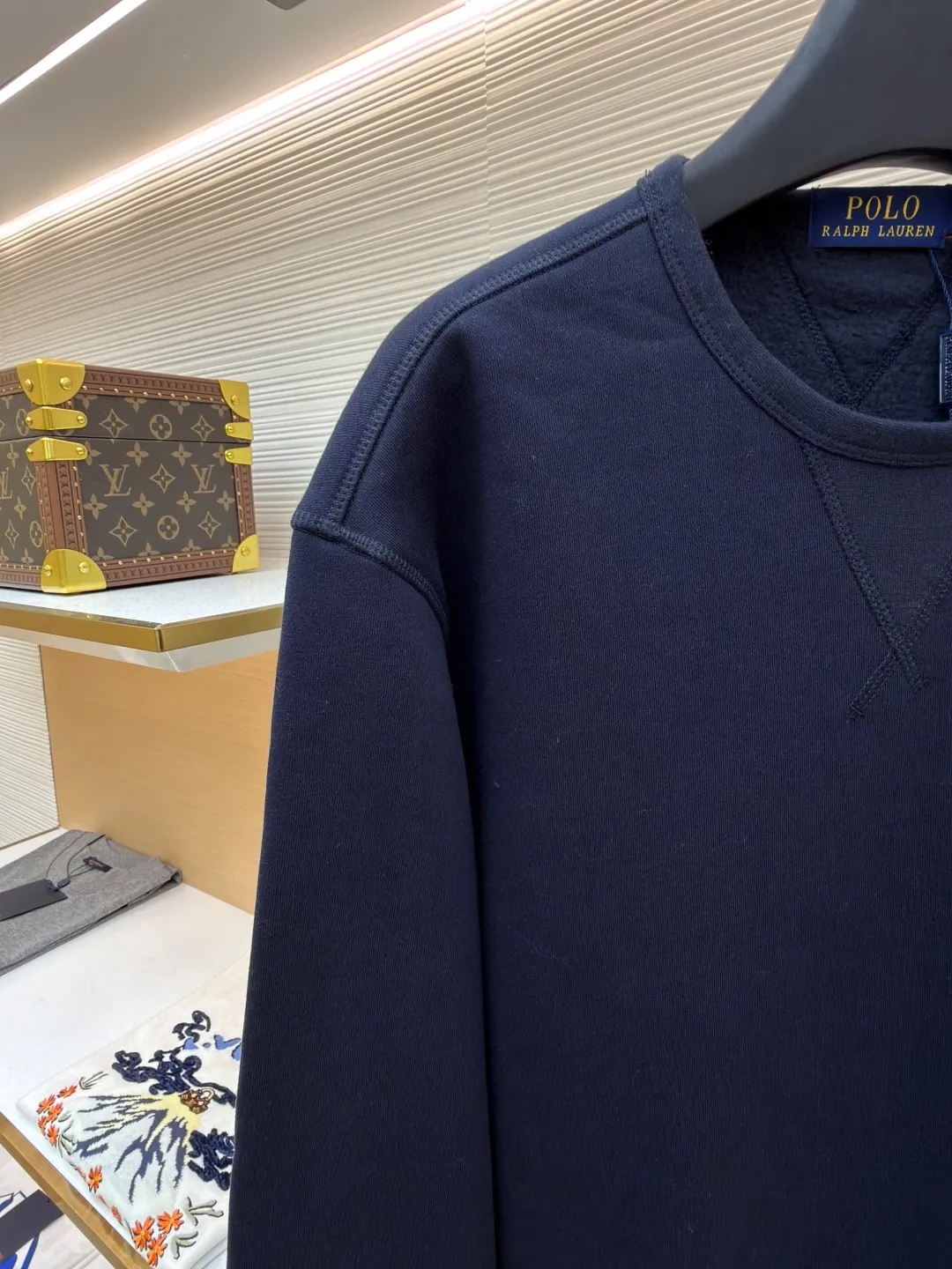 Ralph Lauren logo embroidered sweatshirt ●Original version: Purchased and developed at 1690 ●Item number: 1681542-A15 ●Fabric: Cloud-like honey cotton fleece sweatshirt fabric ●Technology: Made by Hasuo ●Color: Navy blue ●Version: Fitted version ●Weight: about 430 grams ●Size: S-M-L-XL ●Description: Customized cloud-like honey cotton fleece sweatshirt material with a delicate touch and comfortable skin-based tone based on matte gray Comes with a layer of soft light filter. Exquisite indigo pony logo is embellished. It is highly recognizable. It has a breath of freedom and vitality. A symphony of pure and smart colors. It outlines a high-end outline with extreme simplicity. It becomes the smart focus of the vision. Shows taste in silence and adopts imported machine embroidery technology. Uses advanced computer control system and precision mechanical components to realize the iconic pony embroidery operation. High precision. The lines are smooth and delicate, using the Hasuo process. Sewing on a specific machine. The high fastness of Haha thread adds visual effects. It is time-consuming and labor-intensive, and the fabrics are washed. It has a better hand feel and texture. It is not easy to deform, shrink or fade. It maintains long-term beauty. The overall wiring is straight and delicate, the fabric is comfortable and soft, and the color is consistent without color difference. It can be matched with the same style to create a fashionable look and control various occasions. Customized accessories, complete with three standards, same style for men and women!